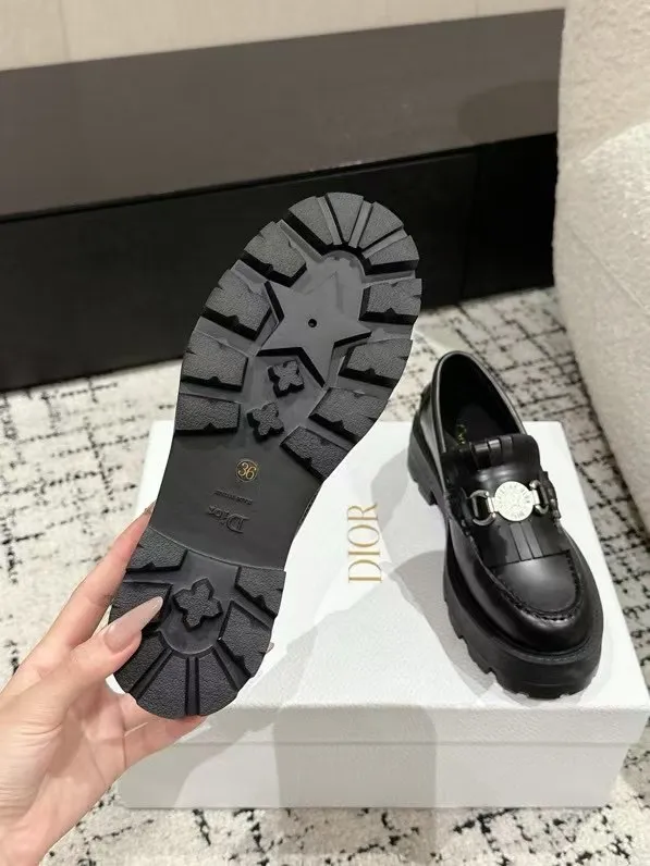 👟👟Ex-factory price 700👟👟 Dior 25/early spring new coin tassel thick-soled loafers made of black calf leather with white leather tassels to show a contrasting layering. The tassels are embellished with silver lucky star metal medals. They are very exquisite, comfortable and good-looking💯 and easy to match. Can be worn in spring, summer, autumn and winter! ✔️Upper: original imported open-edge beaded cowhide ✔️Inner lining: water-dyed cowhide ✔️Sole: original rubber foam outsole ✔️Size: 35-41 (40.41 customized, non-refundable)